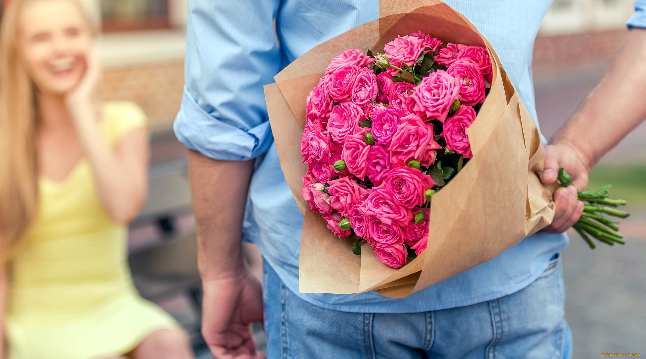 Можно ли подарить 8 цветов. Розовый букет на свидание. Пара с букетом цветов. Парень с букетом. Цветы для первого свидания.